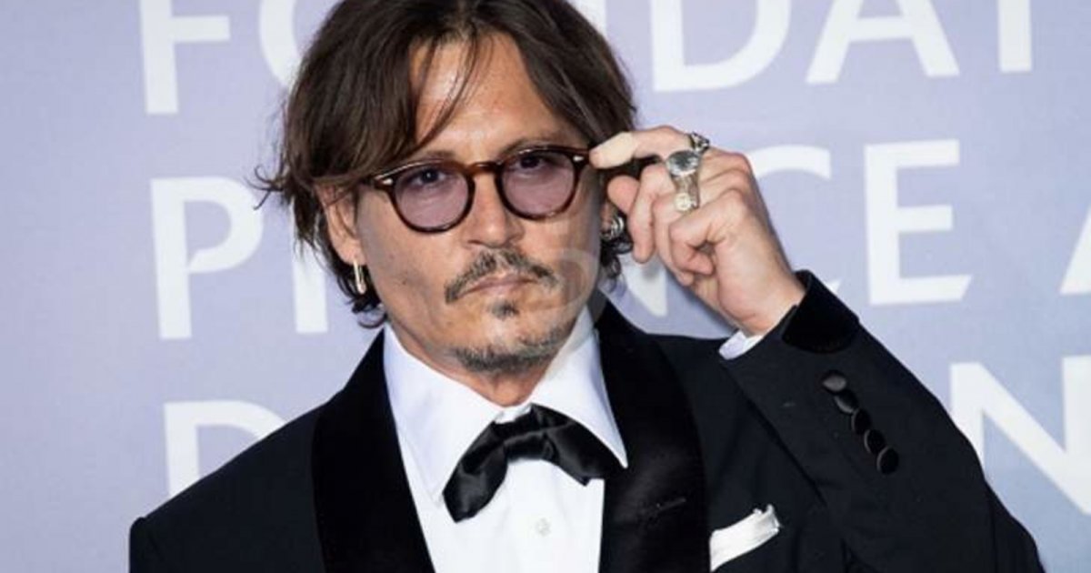 Photos – Johnny Depp visits an animal center and hugs an orphaned animal… Did he mean to deliver a message?