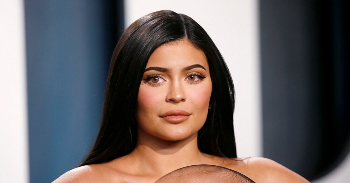 Photo – Kylie Jenner braves the snow in a bathing suit