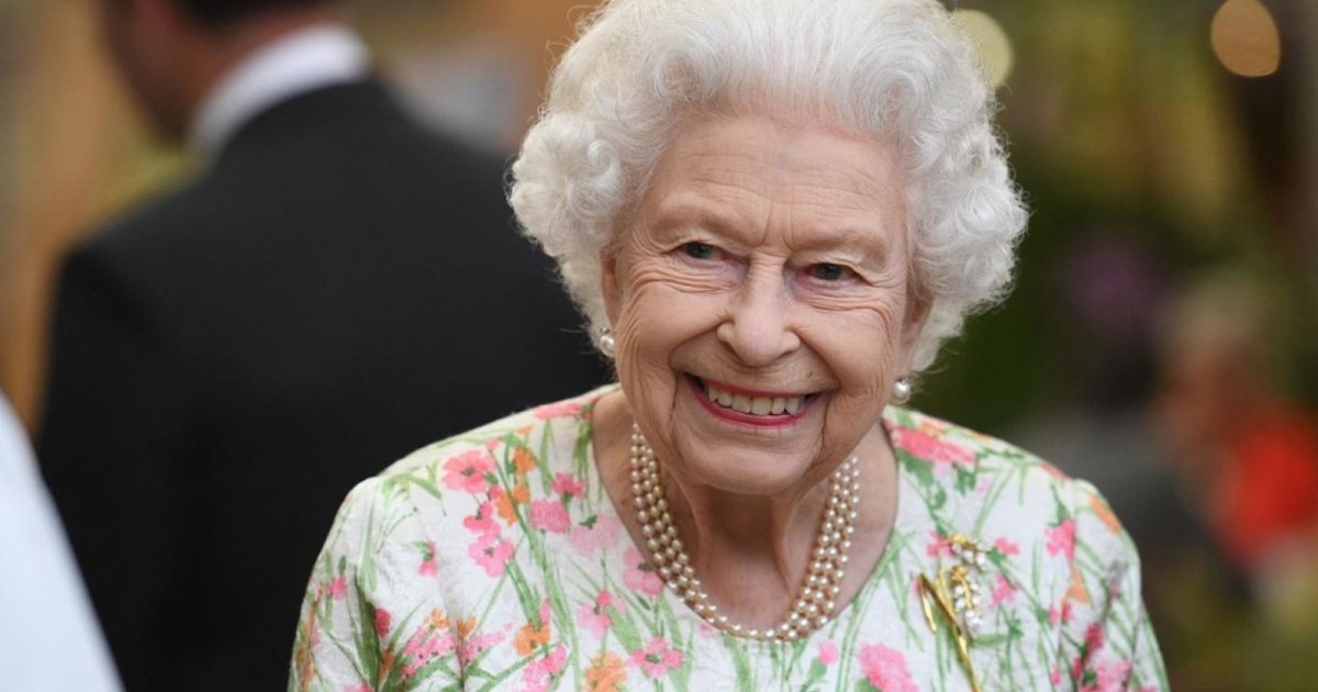 Queen Elizabeth receives a large medal for the first nurse to inject patients with the Corona vaccine, in pictures