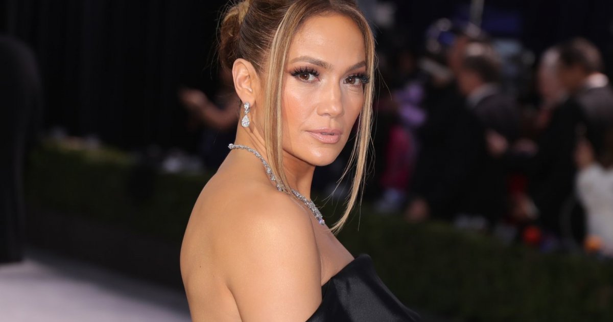 Jennifer Lopez is radiant with her latest looks… and her beauty commands attention