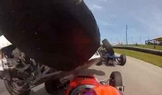بالفيديو .. سيارة تطير فوق رأس أحد المشاركين في سباق 