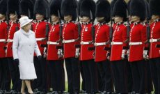 الحرس الملكي البريطاني يخرق القوانين بسبب موجة الحر التي تضرب المملكة المتحدة-بالصورة