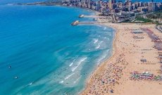 الشواطئ اللبنانية.. من الهري إلى الناقورة مروراً بجونية وبيروت تجذب اللبنانيين والسياح للتمتع بجمالها