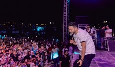 حمادة هلال يشعل المسرح في مصر.. وعدد الحضور كامل