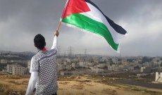 نجم عالمي يطالب بفرض عقوبات على إسرائيل ويدافع عن فلسطين