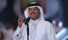 بالفيديو- مصور حفل محمد عبده يقع على المسرح..والأخير بتصرف غير متوقع