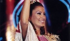 ملكة جمال لبنان لعام 2001 تحدث ضجة بسبب فستانها الجريء.. بالصورة