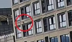 مشهد يحبس الأنفاس.. إنقاذ رضيع سقط من الطابق الخامس قبل لحظات من إرتطامه بالأرض- بالفيديو