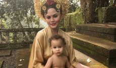 كريسي تايغن بالزي التقليدي لبلدها خلال عطلتها في إندونيسيا مع عائلتها