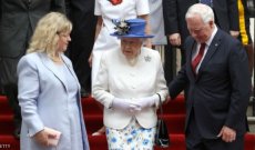 حاكم كندا يخالف البروتوكول ويلمس الملكة إليزابيث ..بالفيديو