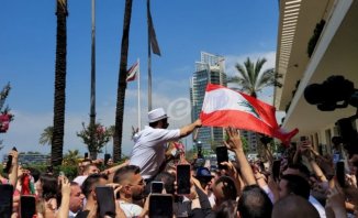 خاص وبالفيديو - محبو تامر حسني يحتفلون بقدومه إلى لبنان بعد غياب 7 سنوات .. وهذا ما قاله