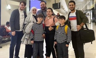 بالفيديو- عائلة خالد مقداد تصل الى الأردن..لحظات مؤثرة للقاء &quot;عصومي&quot; وجنى بجدّهم وجدّتهم