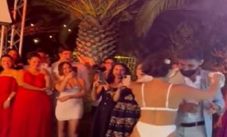 بالفيديو - عروس تحدث جدلاً كبيراً في تونس.. بعدما قررت الإحتفال بزفافها بالبيكيني وأدت رقصة الـ ستربتيز !