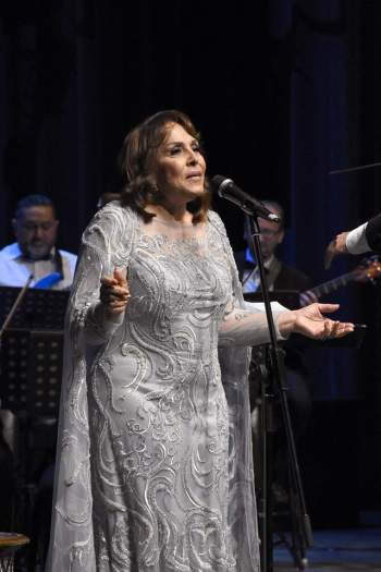 بالصور عفاف راضي تعود للغناء عبر أوبرا دمشق