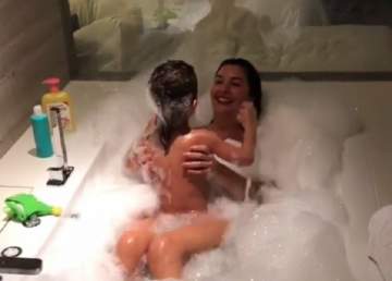 لاميتا فرنجية تثير الجدل بفيديو وهي تستحم مع إبنها!