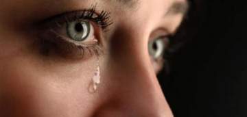 فتاة تذرف بدل الدموع قطع بلورية-بالصورة