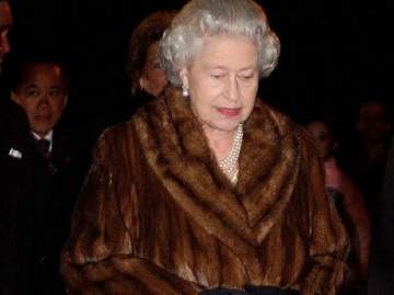 الملكة اليزابيث تتخذ قراراً صادماً في ما يتعلق بثيابها