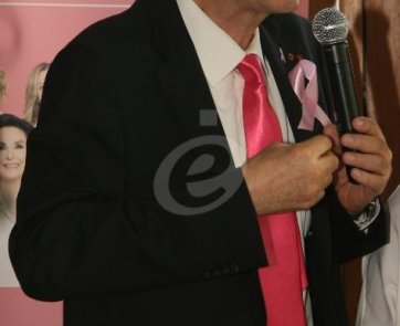 مايا دياب حملة Pink Stands 4-الدكتور ناصر الصغير