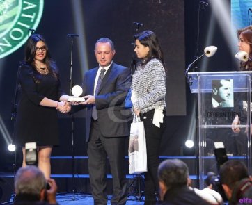  الوزير ريمون عريجي يسلم الجائزة لـ أماندا