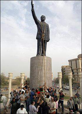 الحكومة العراقية تطالب باستعادة مؤخرة تمثال لصدام حسين من جندي بريطاني