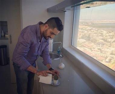 بالصورة حسن الشافعي يحضر القهوة في منزله