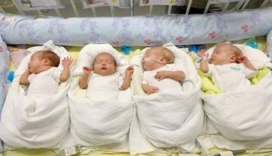 تسعة توائم ولدوا من أم واحدة يحتفلون بعيد ميلادهم الأول وهذه حالتهم الصحية-بالصورة