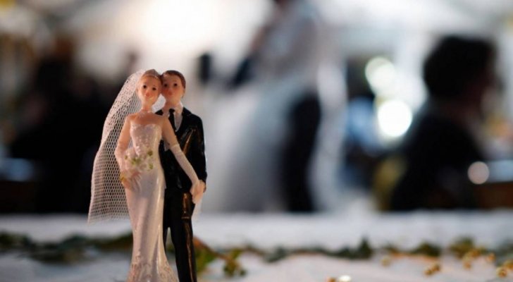 بالفيديو- سقوط خرطوم مياه ضخم على عروس