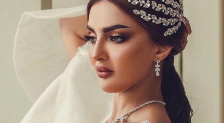 بالصور- ملكة جمال السعودية تخطف الأنظار بفستان ضيق والمتابعون ينقسمون بالرأي حول جمالها!