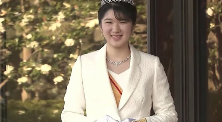 الأميرة اليابانية أيكو تلبس التاج بمناسبة عيد ميلاها