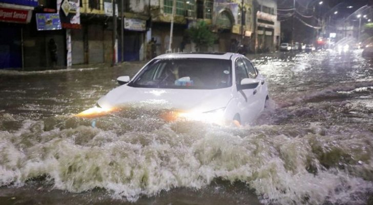 باكستان تعوم بسبب الفيضانات وأكثر من 300 شخص يلقون مصرعهم