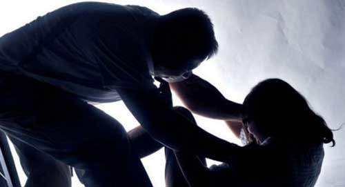 10 رجال يغتصبون شابة في موقع تصوير كليب