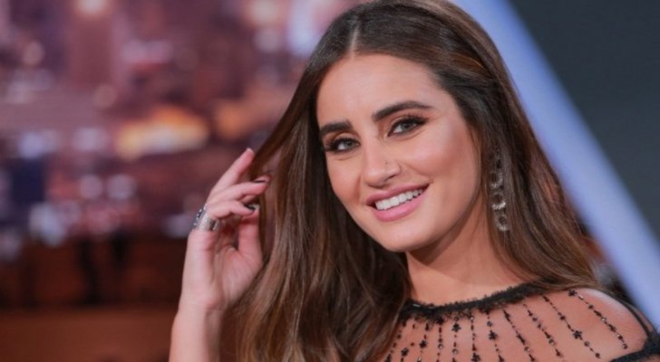 بفستان أحمر..إيميه صياح تتألق بإطلالتها الساحرة في حفل ملكة جمال لبنان 2022