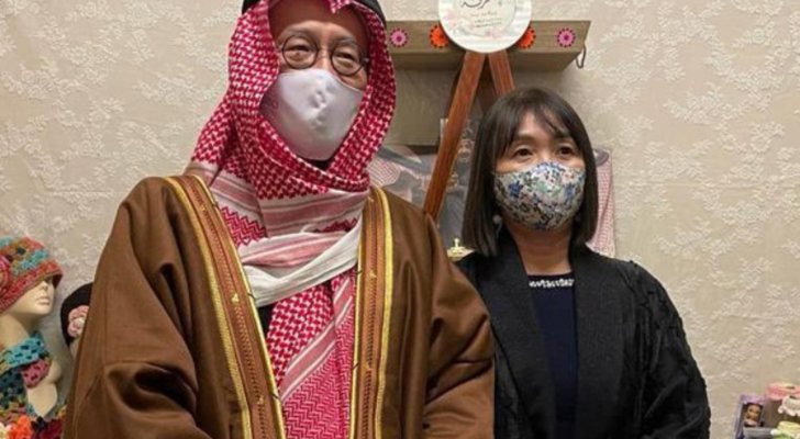 السفير الياباني بالزي السعودي ويشارك برقصة تقليدية لدى زيارته قرية زمان-بالفيديو
