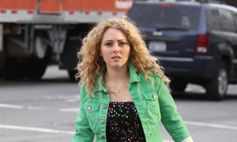 آنا صوفيا روب في أول صور لها في موقع تصوير The Carrie Diaries